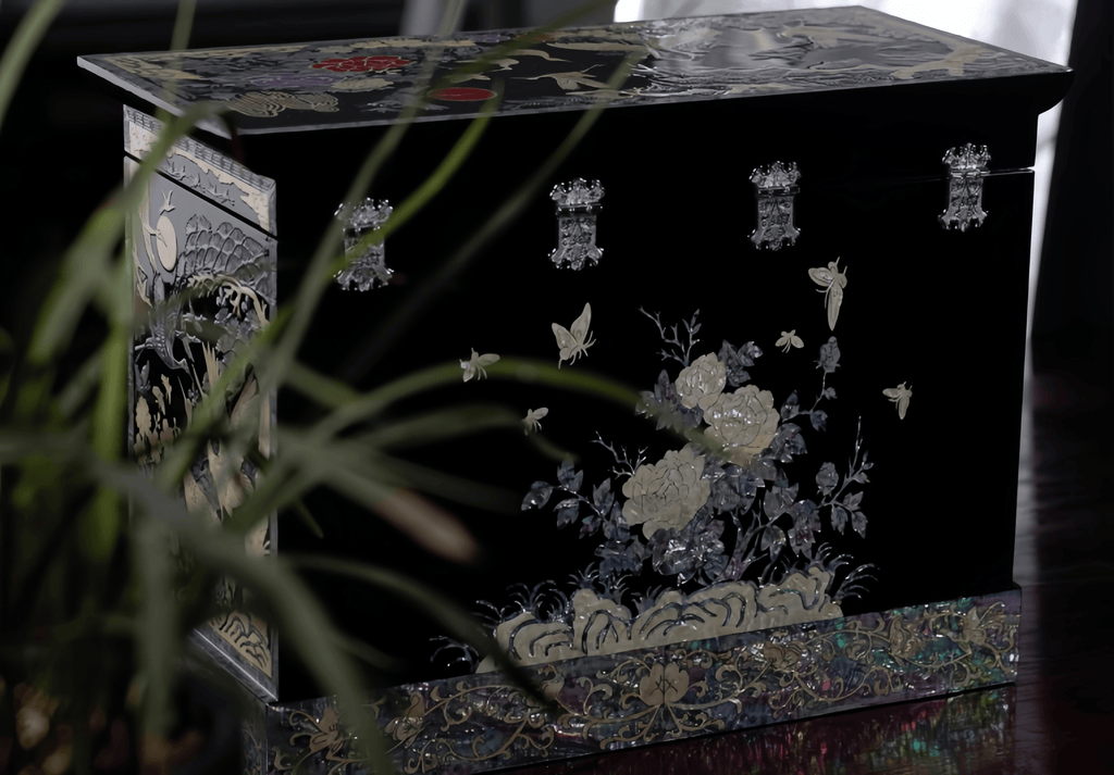 Handcarved Vintage Mother of Pearl Lacquer Jewelry Box