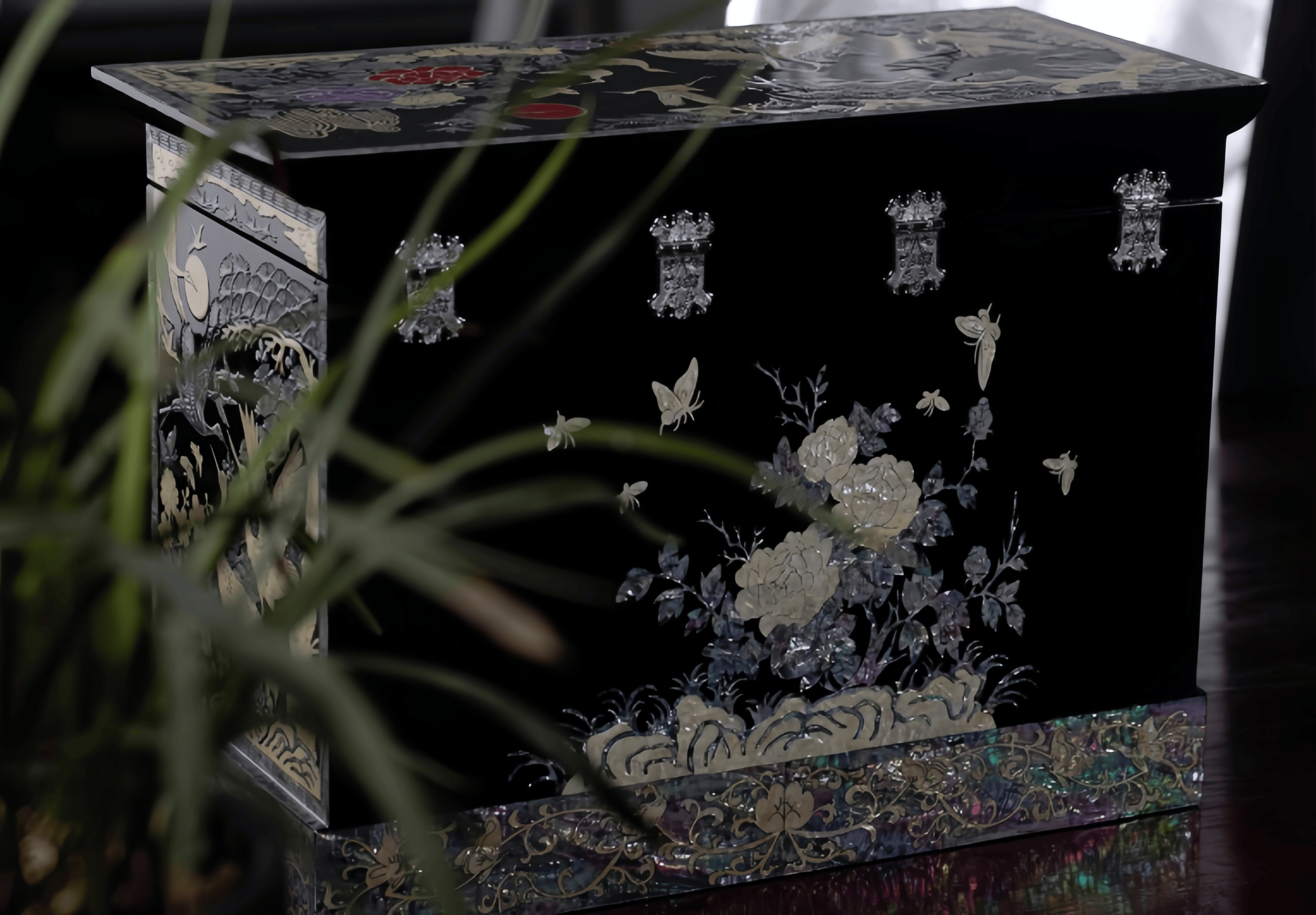 Handcarved Vintage Mother of Pearl Lacquer Jewelry Box