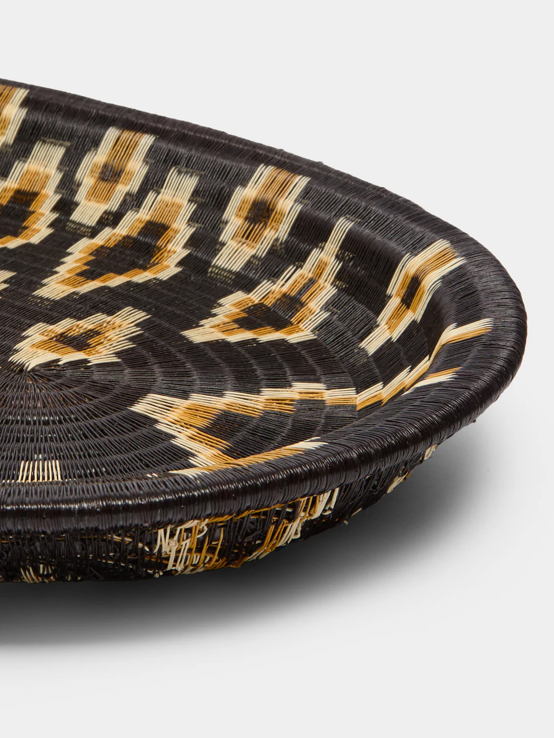 CasaLatina Jaguar Handwoven Werregue Palm Round Tray (9.5in/24cm)